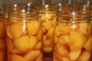 Заготовленные на зиму персики